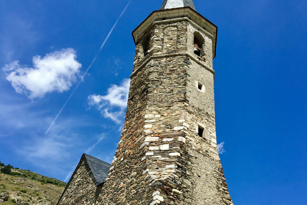 Montgarri-Capilla-1000x670 - El pueblo catalán abandonado con espectaculares paisajes montañosos que es ideal para el senderismo