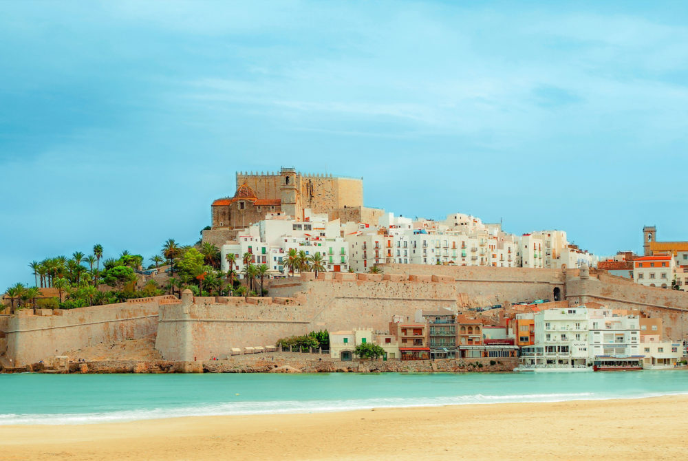 Vacaciones en familia: el precioso pueblo en el que se rodó Juego de Tronos y que tiene playas ideales para ir con niños