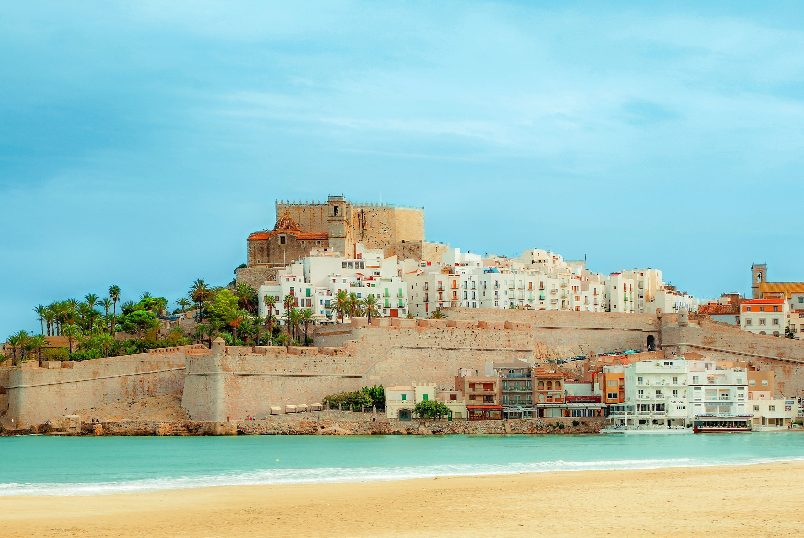 Vacaciones en familia: el precioso pueblo en el que se rodó Juego de Tronos y que tiene playas ideales para ir con niños
