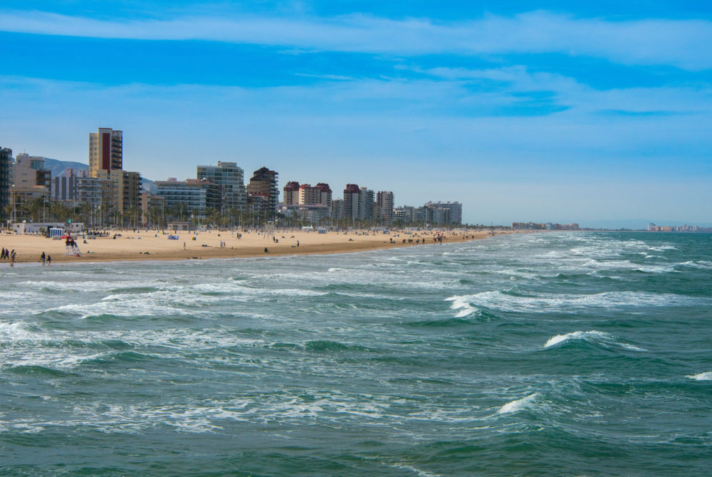 Playa-Gandia-1000x670 - El pueblo de Valencia que tiene un imponente palacio que perteneció al clan Borgia