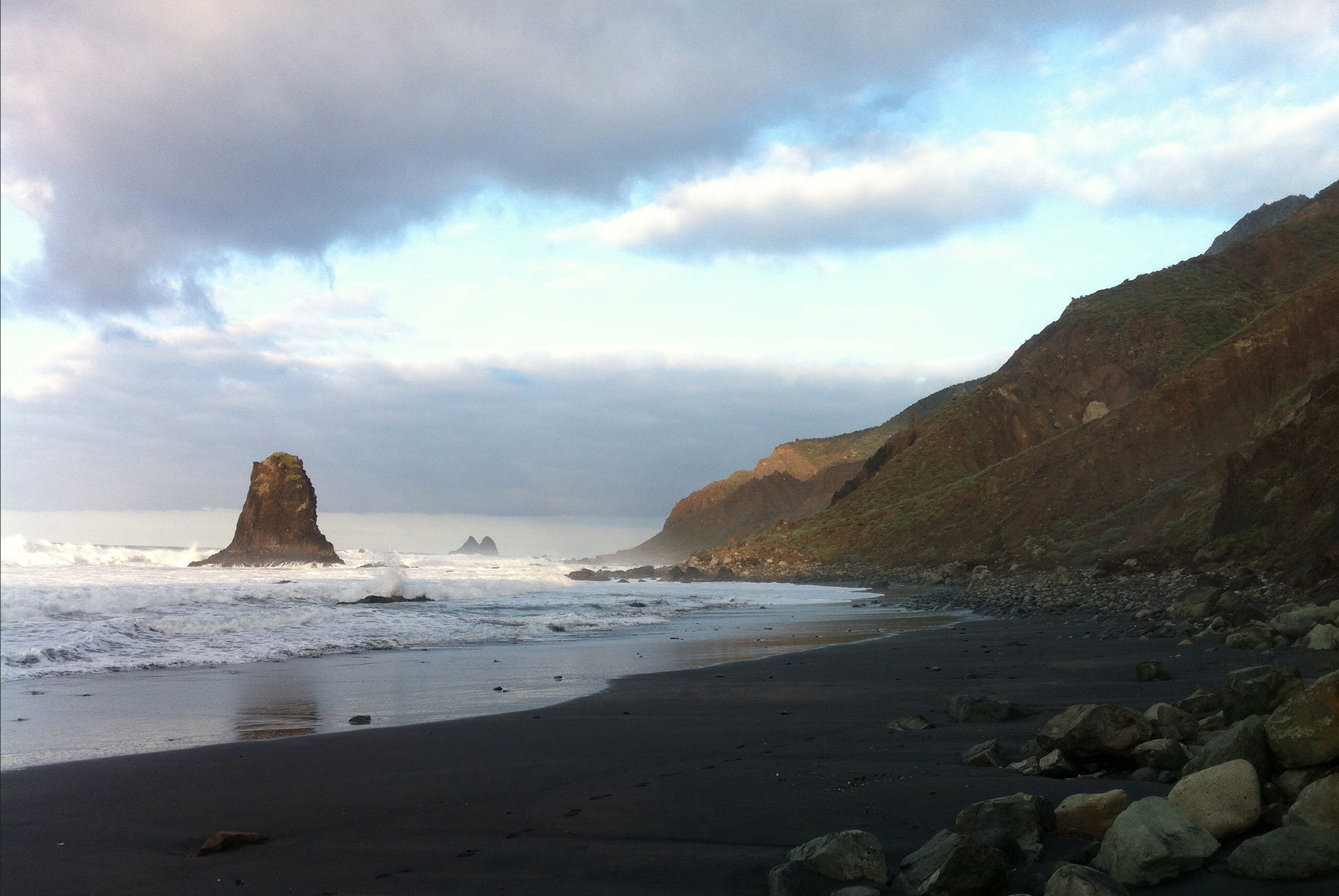 Esta playa de Tenerife sorprende con su arena negra y hermosas aguas azules Esta playa de Tenerife sorprende con su arena negra y hermosas aguas azules