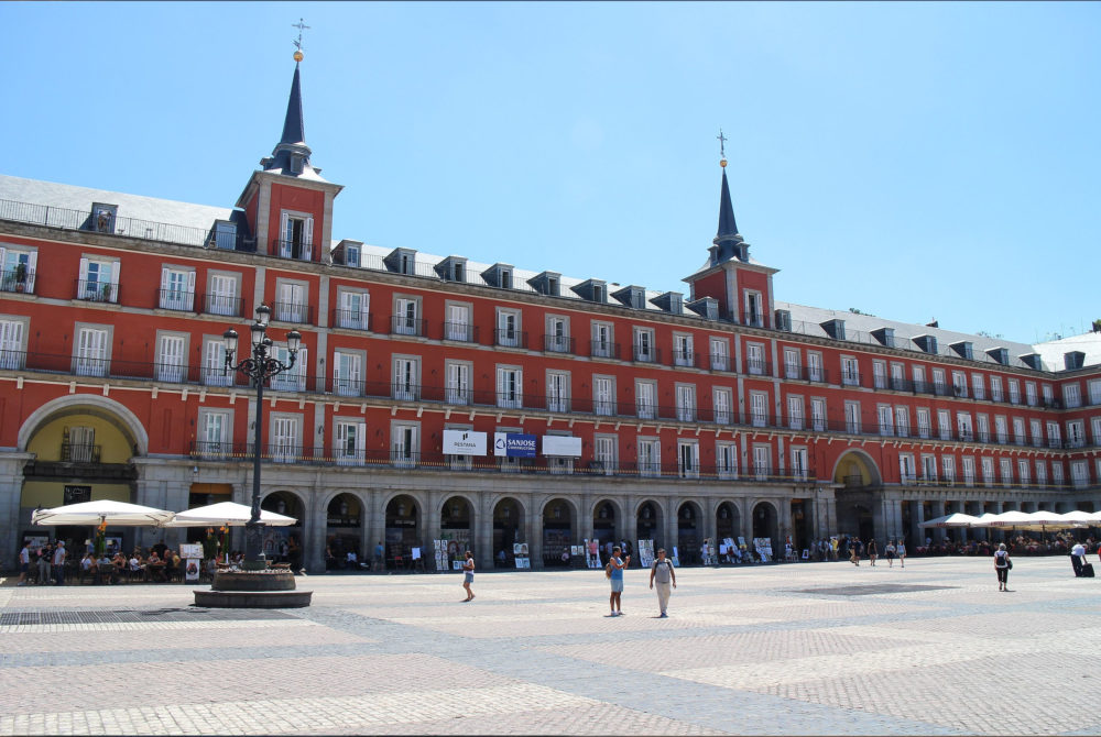 Plaza-Mayor-Madrid-1000x670 - Guía de viaje: 7 lugares de Madrid que no puedes dejar de visitar