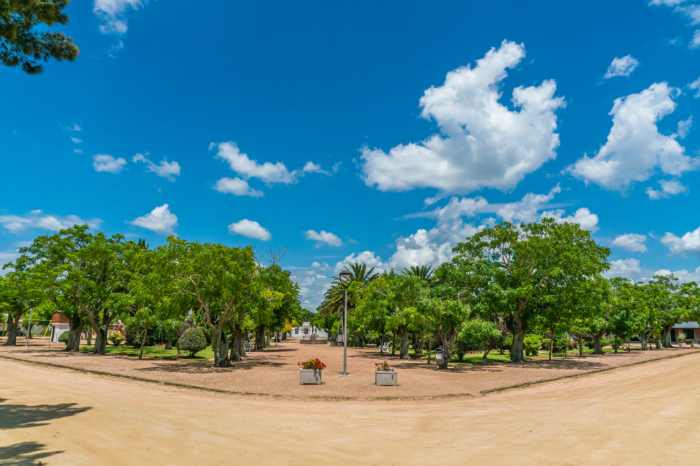 Plaza-Pueblo-Istock-1000x667 - Irresistible normalidad: Pueblo Garzón, en Uruguay