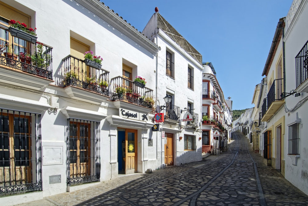 Este hermoso Pueblo Blanco queda a 2 horas de Málaga y enamora con sus preciosas callecitas