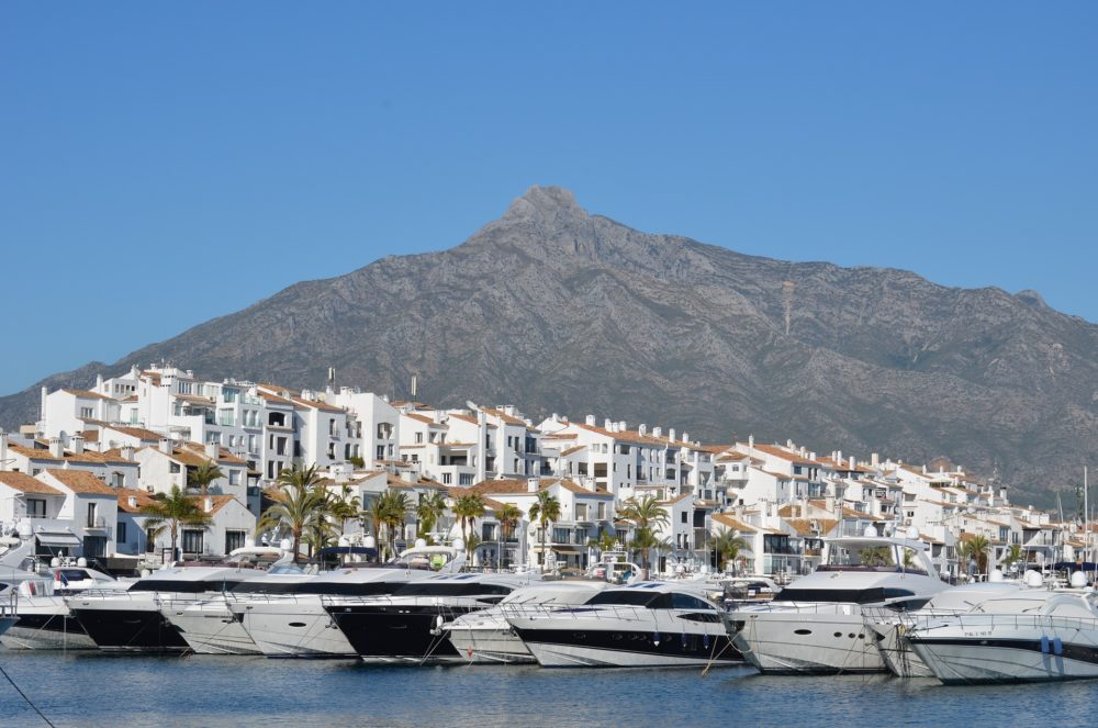 Puerto-Banus-en-Marbella-1000x663 - Destinos de lujo: 5 lugares para visitar en Marbella
