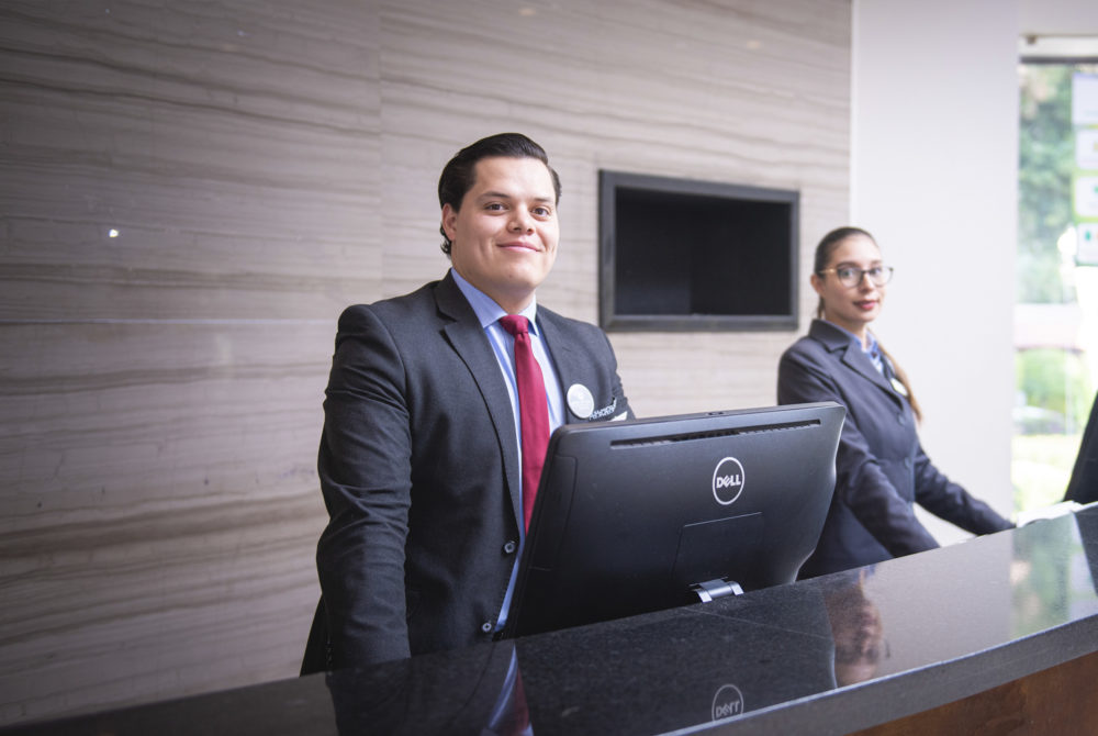 Recepcion-Hotel-1000x670 - 5 trucos para conseguir hoteles baratos y ahorrar en tus vacaciones