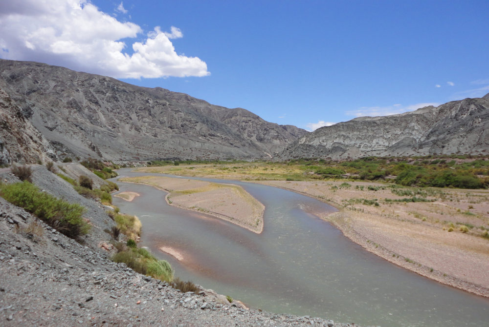 Rio-San-Juan-Calingasta-1000x670 - El hermoso pueblito rodeado de montañas y naturaleza alejado de todo que debes visitar en Argentina