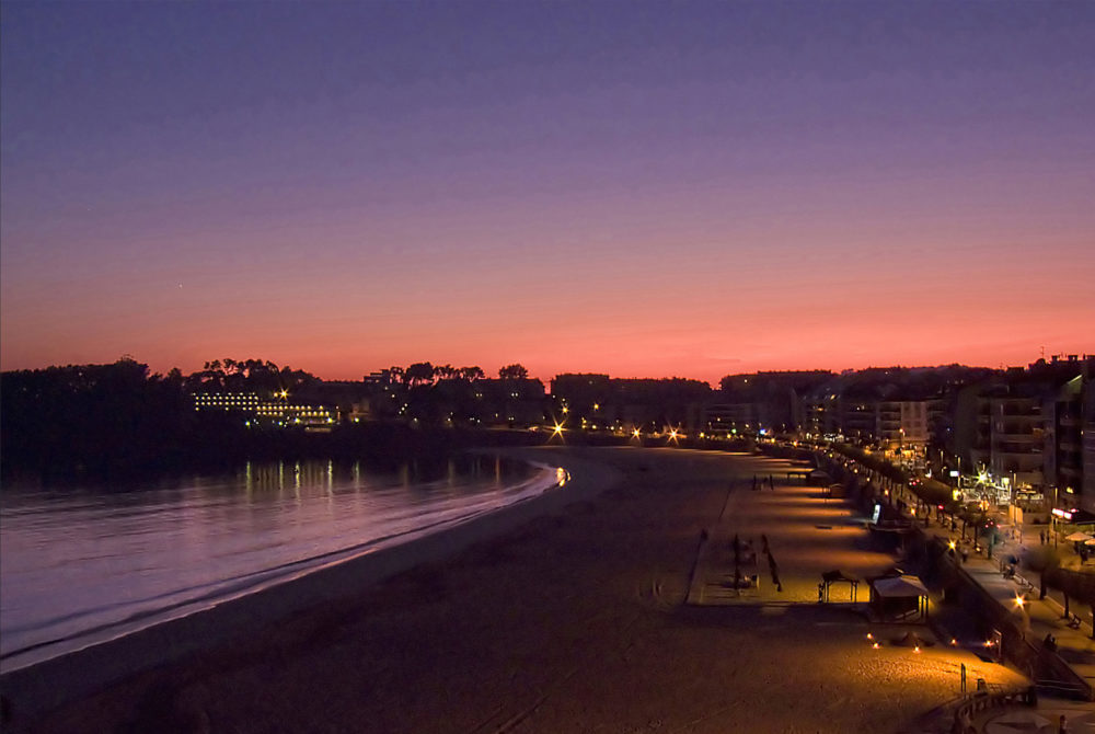 Sanxenxo-Atardecer-1000x670 - La playa escondida de Galicia con aguas cristalinas, arena fina y un hermoso bosque