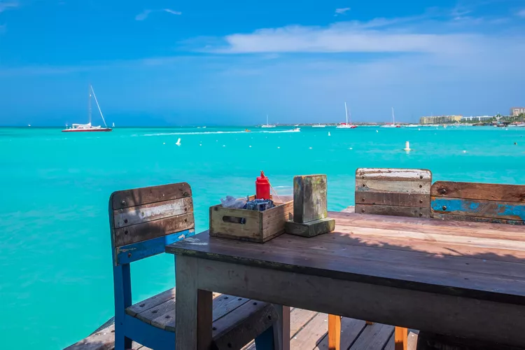 TAL-aruba-restaurant-on-water-ARUBA1223-7cdf4f670646491689df3eaeca893712 - He visitado Aruba más de 30 veces: te enseño cómo planificar el viaje perfecto