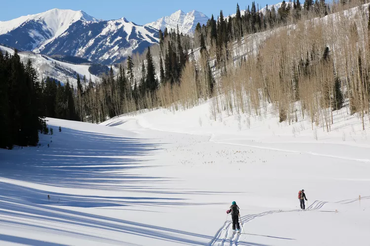 TAL-aspen-WINTERGIRLSTRIP0124-71e386517d29462a95be2d81bcd77cf6 - 12 viajes acogedores para chicas que puedes realizar este invierno