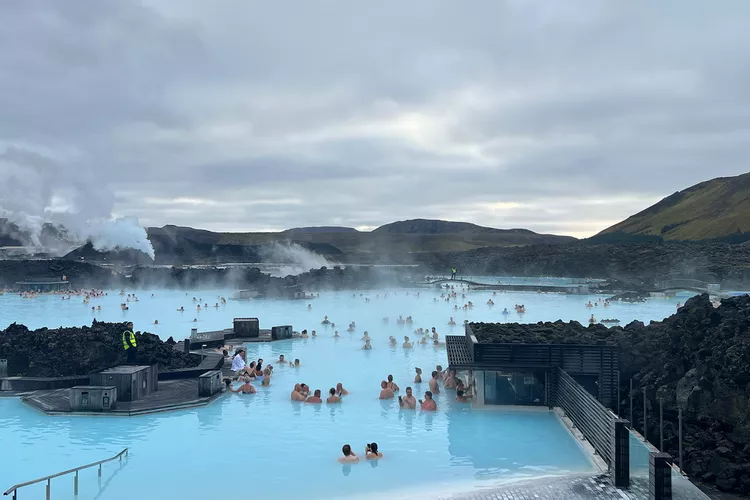 La Blue Lagoon de Islandia reabre completamente por primera vez desde noviembre