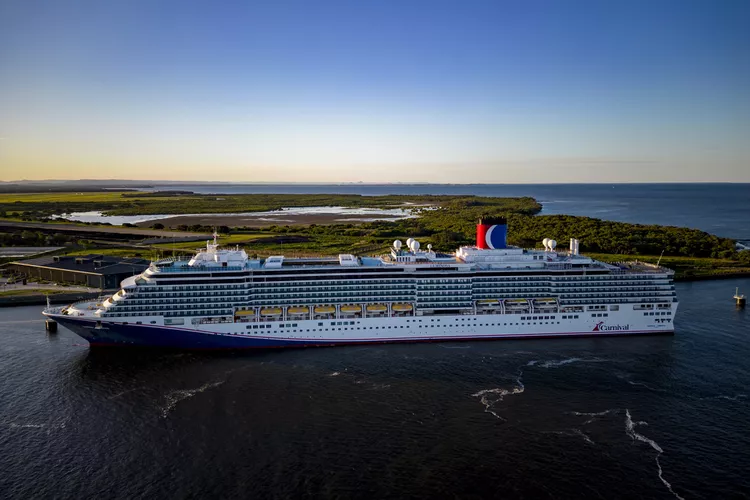 TAL-carnival-cruise-GIRLSCRUISE1223-d6f03c844b444b439ed6f96c81b9d23c - 6 cruceros perfectos para un viaje de chicas