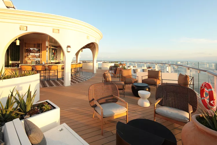 TAL-celebrity-cruises-GIRLSCRUISE1223-1f8a0712f0df422b953f7b578707d420 - 6 cruceros perfectos para un viaje de chicas