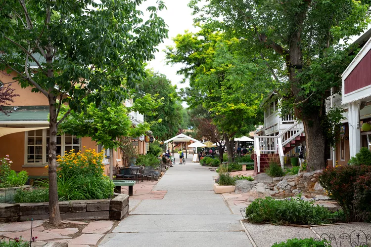 TAL-downtown-taos-PLACESNM1123-49eb51d881ff49a4bdd841611b2321c7 - 18 mejores lugares para visitar en Nuevo México, según los locales