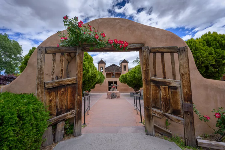 TAL-el-santuario-de-chimayo-PLACESNM1123-280a6d94140b4a04bb1a3a13c901a5fe - 18 mejores lugares para visitar en Nuevo México, según los locales