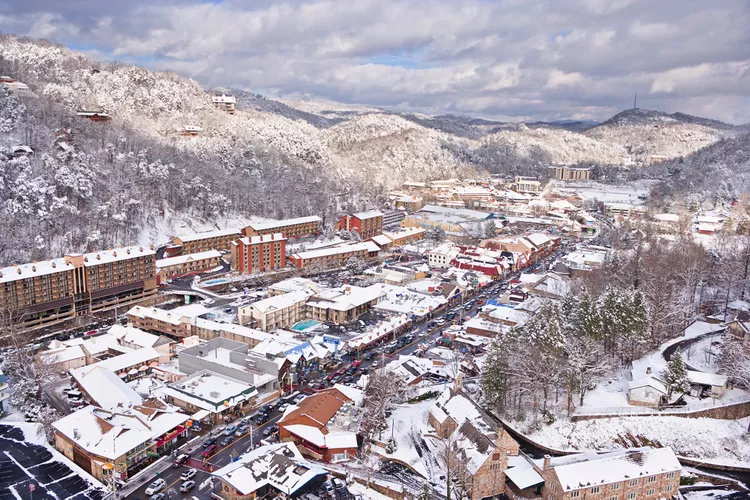 TAL-gatlinburg-WINTERGIRLSTRIP0124-63a88df07c8e49afb357b38555a87db1 - 12 viajes acogedores para chicas que puedes realizar este invierno