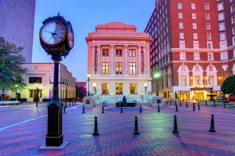 TAL-greenville-WINTERGIRLSTRIP0124-bac4f70dbe6e4c3ba995957a9deeb2ae - 12 viajes acogedores para chicas que puedes realizar este invierno