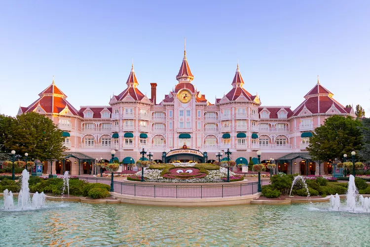 Disneyland Hotel en París acaba de reabrir sus puertas, con suites inspiradas en tus personajes favoritos y un nuevo spa familiar