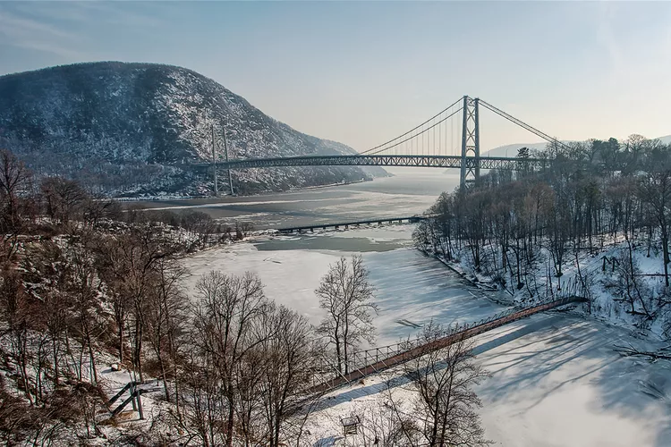 TAL-hudson-WINTERGIRLSTRIP0124-6204534bafc94b6ab22b182e5a5e831b - 12 viajes acogedores para chicas que puedes realizar este invierno