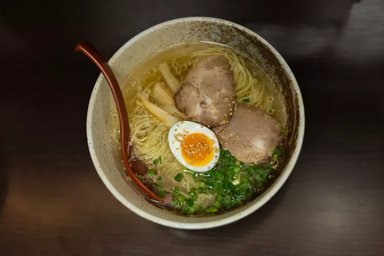 TAL-lucky-storehouse-ramen-RAMENALLEY1023-9b93900491874c448810744a7500c874 - Esta ciudad japonesa es la cuna del ramen de miso -y su mejor lugar se encuentra en un pequeño callejón iluminado por linternas-