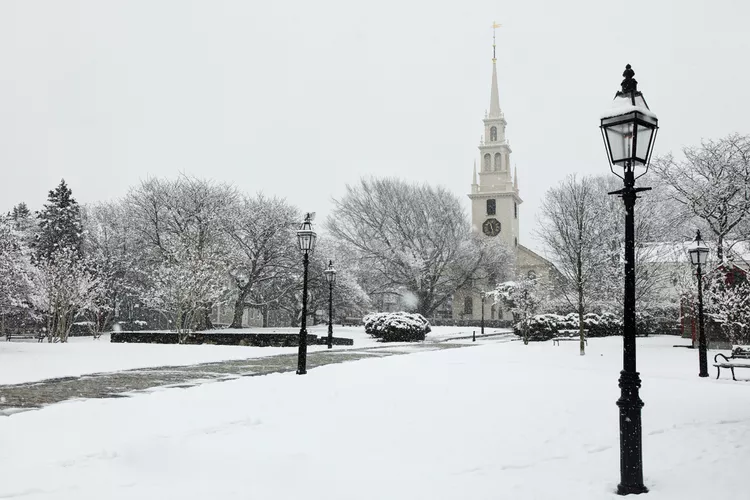 TAL-newport-WINTERGIRLSTRIP0124-c3aec4ad63df40f1a070a2ac067a0f65 - 12 viajes acogedores para chicas que puedes realizar este invierno