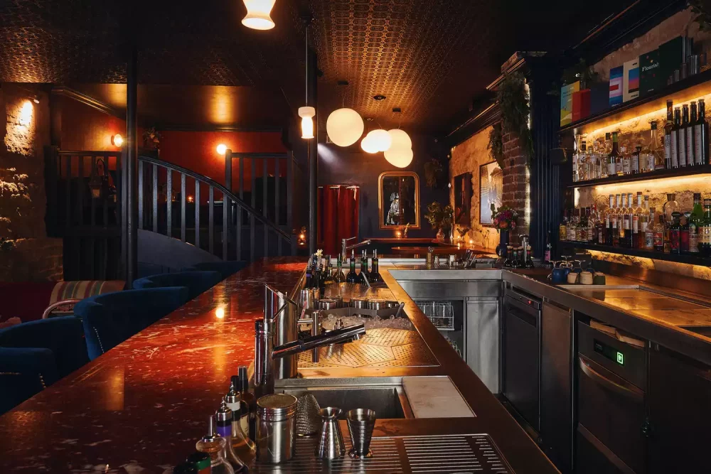 TAL-nightlife-little-red-door-1000x667 - Este barrio de París cuenta con el mercado de alimentos más antiguo de la ciudad, un speakeasy de fama mundial y un lujoso hotel con vistas increíbles