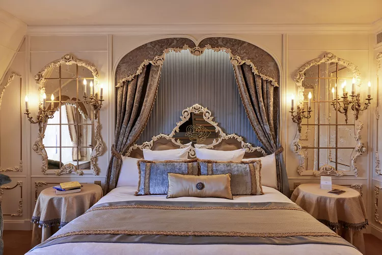 TAL-princely-suite-beauty-beast-disneyland-hotel-paris-DISHTLPARIS0124-5bde9bf15c0e4d53a5c526e5280275c6 - Disneyland Hotel en París acaba de reabrir sus puertas, con suites inspiradas en tus personajes favoritos y un nuevo spa familiar