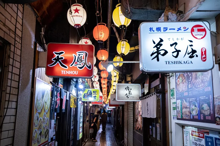 Esta ciudad japonesa es la cuna del ramen de miso -y su mejor lugar se encuentra en un pequeño callejón iluminado por linternas-