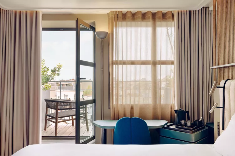 TAL-room-with-terrace-hotel-dame-des-arts-HDDA0223-9205f2e80a7342dd87839de7ca727eb6 - Este nuevo y elegante hotel en París es el lugar perfecto para experimentar la ciudad como un local