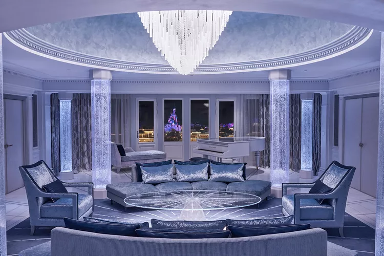 TAL-royal-suite-frozen-disneyland-hotel-paris-DISHTLPARIS0124-2e33f893c07c4ec291859fafb81ed8e8 - Disneyland Hotel en París acaba de reabrir sus puertas, con suites inspiradas en tus personajes favoritos y un nuevo spa familiar