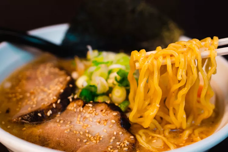 TAL-sapporo-miso-ramen-RAMENALLEY1023-c91e64ca5cb04dbebec7a89496e9c3c1 - Esta ciudad japonesa es la cuna del ramen de miso -y su mejor lugar se encuentra en un pequeño callejón iluminado por linternas-