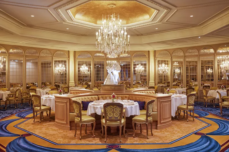 TAL-table-de-lumiere-disneyland-hotel-paris-DISHTLPARIS0124-e46476eecb5a4dd7a823665280f12f42 - Disneyland Hotel en París acaba de reabrir sus puertas, con suites inspiradas en tus personajes favoritos y un nuevo spa familiar