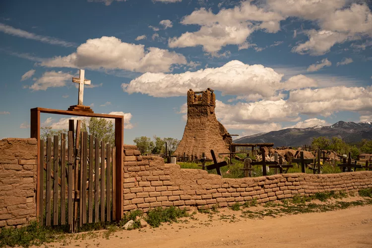 TAL-taos-pueblo-PLACESNM1123-f0809229f31e4ca3b50f9b7272008392 - 18 mejores lugares para visitar en Nuevo México, según los locales