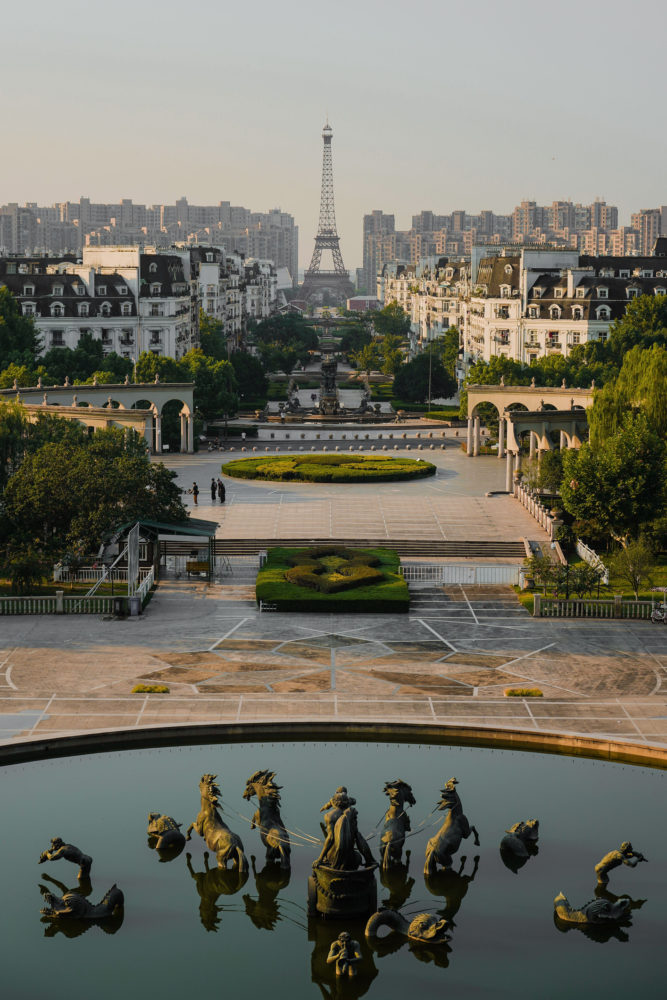 Tianducheng-china-eiffel-667x1000 - Este país es experto en clonar ciudades, y estas fotos lo demuestran