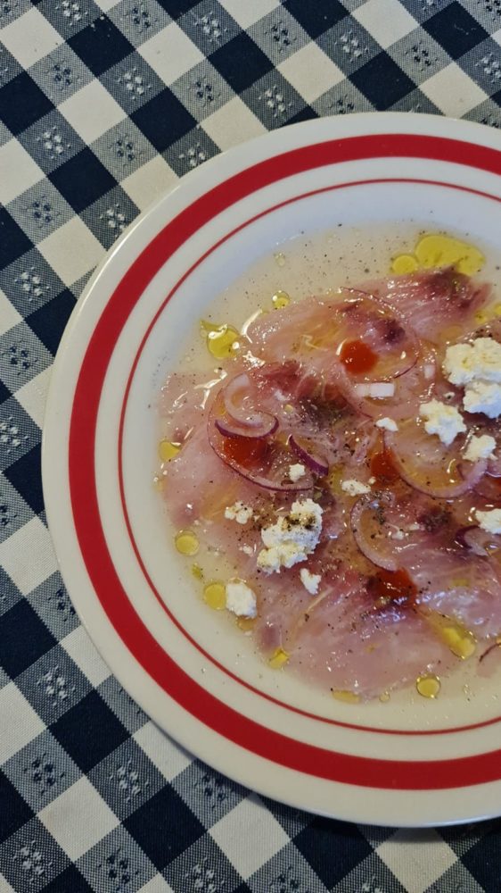 Tiradito-pez-limon-cantina-lo-de-tata-562x1000 - Mar del Plata, ciudad de tradiciones y nuevos sabores