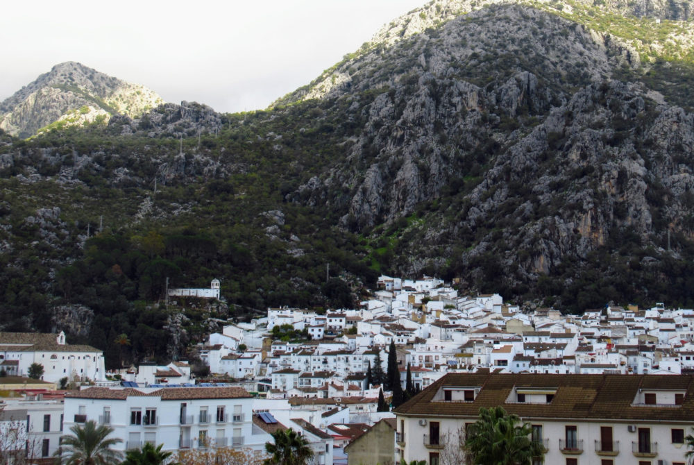 Este precioso pueblo blanco andaluz está entre las montañas y fue escenario de una película