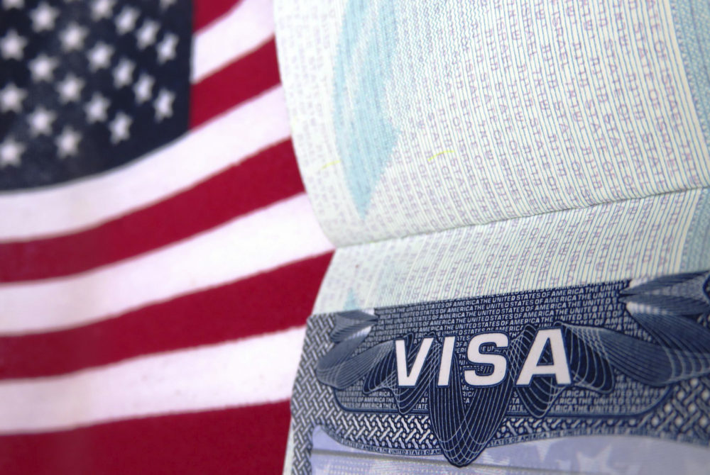Visa-Estados-Unidos-Bandera-1000x670 - Qué visa se necesita si haces escala en Estados Unidos: cómo tramitarla