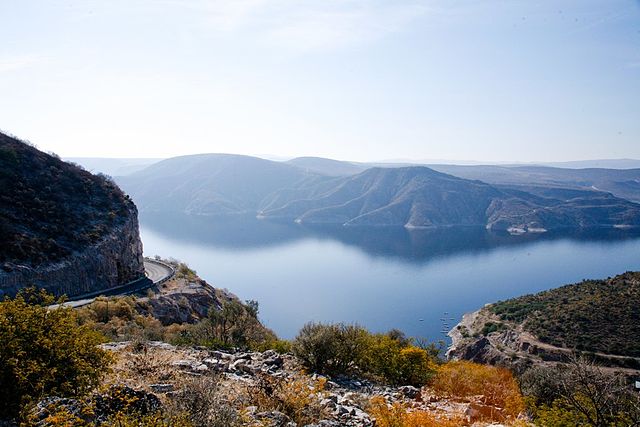 Zimapan-wikimediacommons-SergeSaint - El Pueblo Mágico de origen minero en el que podrás hacer un deslumbrante vuelo en parapente