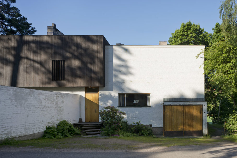 aalto-house-entrance-riihitie-helsinki-kuvaaja-maija-holma-1-988x659-1 - Aquí vivieron 8 arquitectos famosos