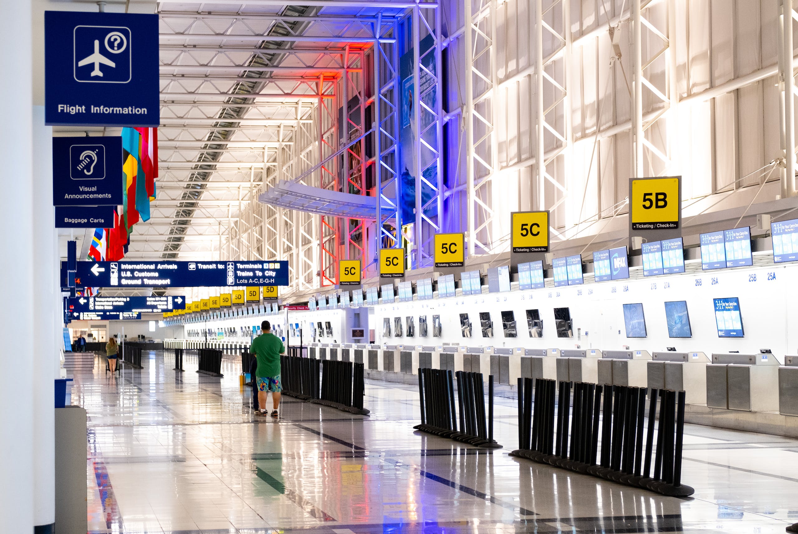 Qué visa se necesita si haces escala en Estados Unidos: cómo tramitarla