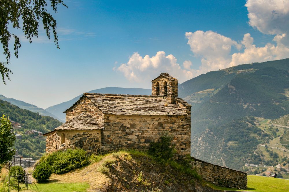 El pueblo de Andorra cercano a España de estilo medieval, con una mina e ideal para hacer senderismo