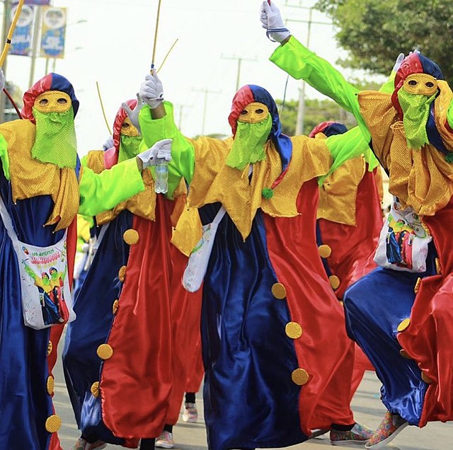 barranquilla-monocucos-wikimediacommons-CamiloFore2 - Carnaval de Barranquilla 2024: qué son los monocucos y cuál es su significado