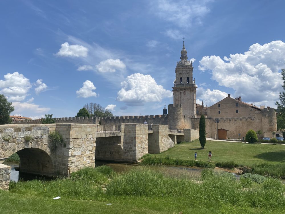 burgodeosma-soria-flickr-Canduela-1000x750 - Es uno de los pueblos más bonitos de España, tiene un hermoso castillo y se puede visitar en 1 día