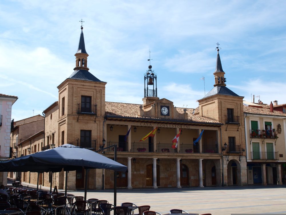 Es uno de los pueblos más bonitos de España, tiene un hermoso castillo y se puede visitar en 1 día