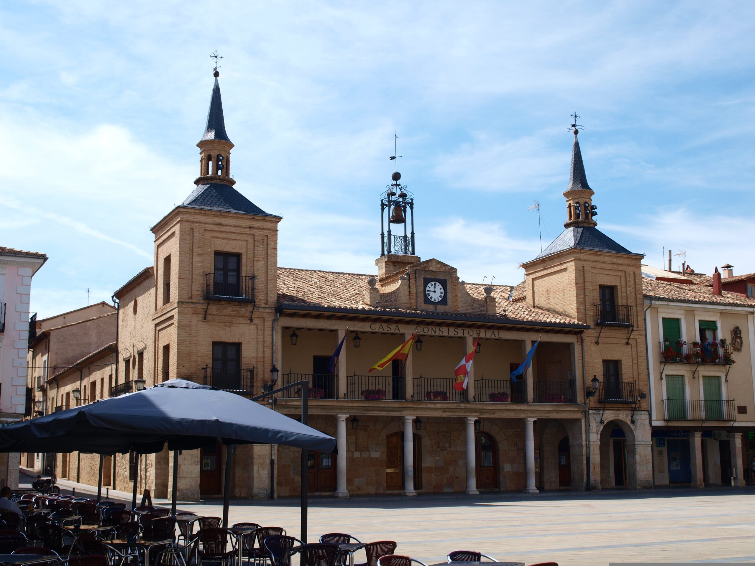 Es uno de los pueblos más bonitos de España, tiene un hermoso castillo y se puede visitar en 1 día