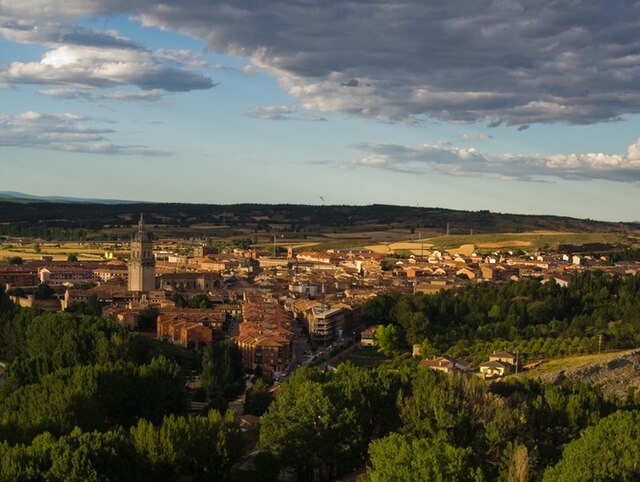 burgodeosma-soria-wikimediacommons-DanielMunoz - Es uno de los pueblos más bonitos de España, tiene un hermoso castillo y se puede visitar en 1 día