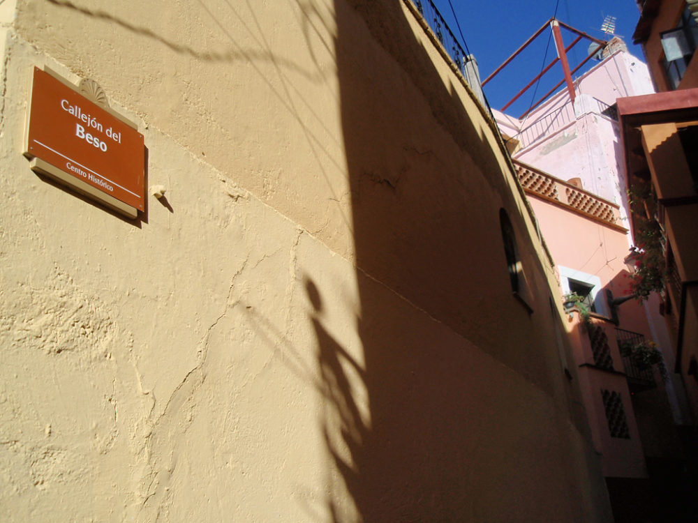 callejondelbeso-Flickr-GuanajuatoMexico-1000x750 - La hermosa callecita de Guanajuato que debes visitar sí o sí en San Valentín con tu amor