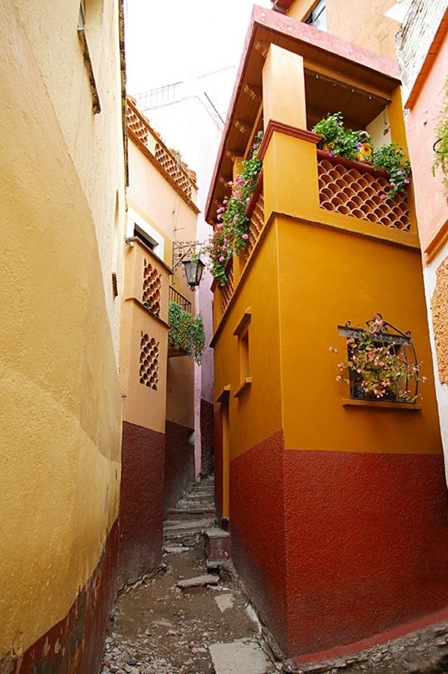 callejondelbeso-wikimediacommons-VladLitvinov - La hermosa callecita de Guanajuato que debes visitar sí o sí en San Valentín con tu amor