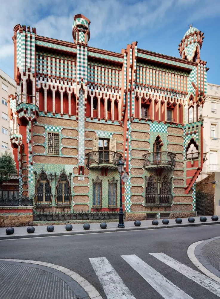 casa-vicens-barcelona-2-737x1000 - Aquí vivieron 8 arquitectos famosos