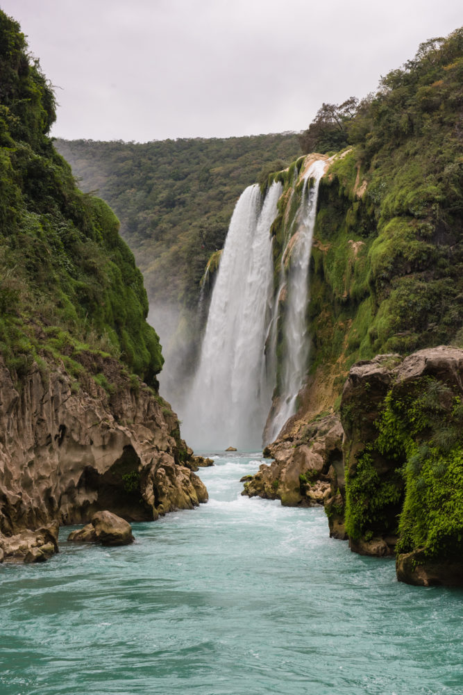 cascadadetamul-Flickr-EneasDeTroya-667x1000 - Este Pueblo Mágico tiene unas cascadas salidas de un cuento de hadas, aguas turquesas y hermosas cuevas
